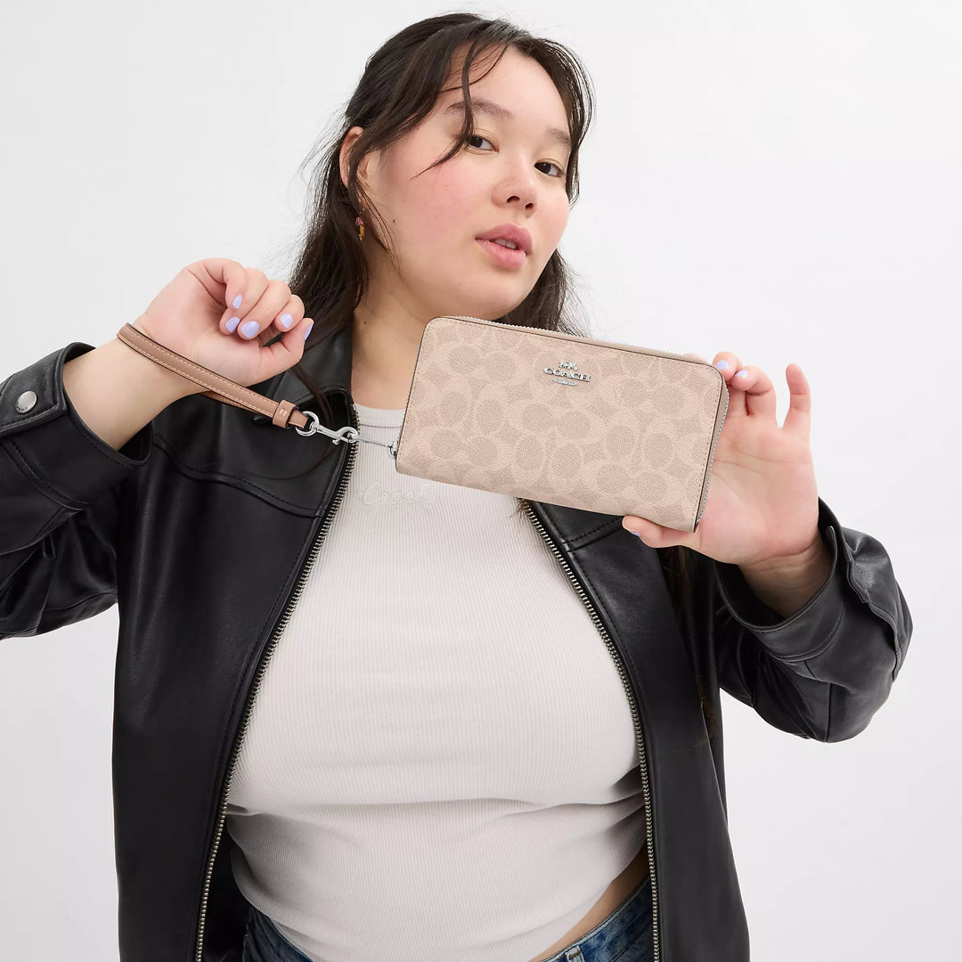 COACH |  Long Zip Around Wallet In Signature Canvas | Cartera rosa