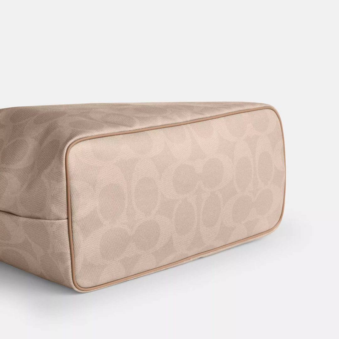 COACH |
Large City Tote Bag In Maxi Signature Canvas | Bolso de mano grande