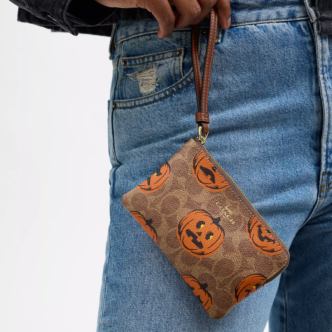 COACH |
Corner Zip Wristlet In Signature Canvas With Halloween Print | Cartera de Halloween
