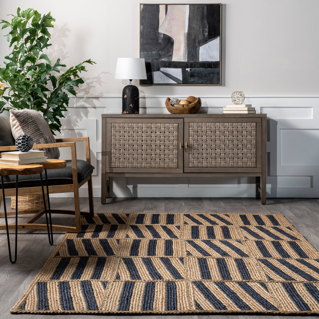𝐍𝐔𝐋𝐎𝐎𝐌 Alfombra de yute con rayas inclinadas Nalle. NU021