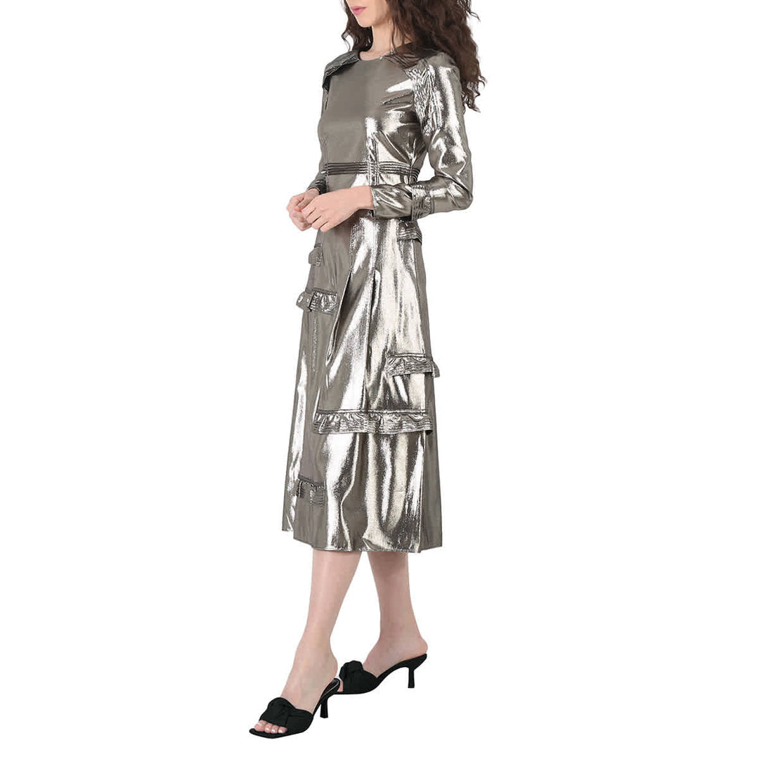 𝐁𝐔𝐑𝐁𝐄𝐑𝐑𝐘 ☑️ Vestido plateado de manga larga con detalle de costura