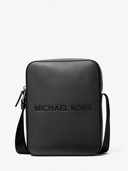 𝐌𝐈𝐂𝐇𝐀𝐄𝐋 𝐊𝐎𝐑𝐒                      Bolso bandolera de piel granulada con el logotipo de Cooper en relieve              MK007