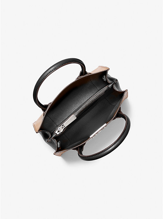 ššššššš šššš                  Bolso bandolera mediano Mercer de piel granulada                      MK0026