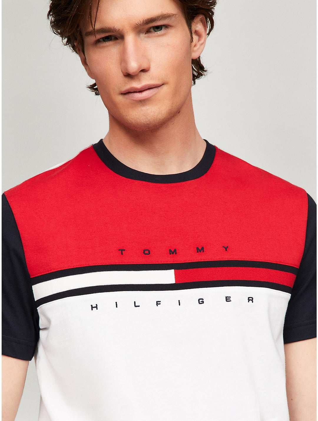 𝐓𝐎𝐌𝐌𝐘 𝐇𝐈𝐋𝐅𝐈𝐆𝐄𝐑 Camiseta con logo de rayas y bandera en bloques de color para hombre
MSM79
