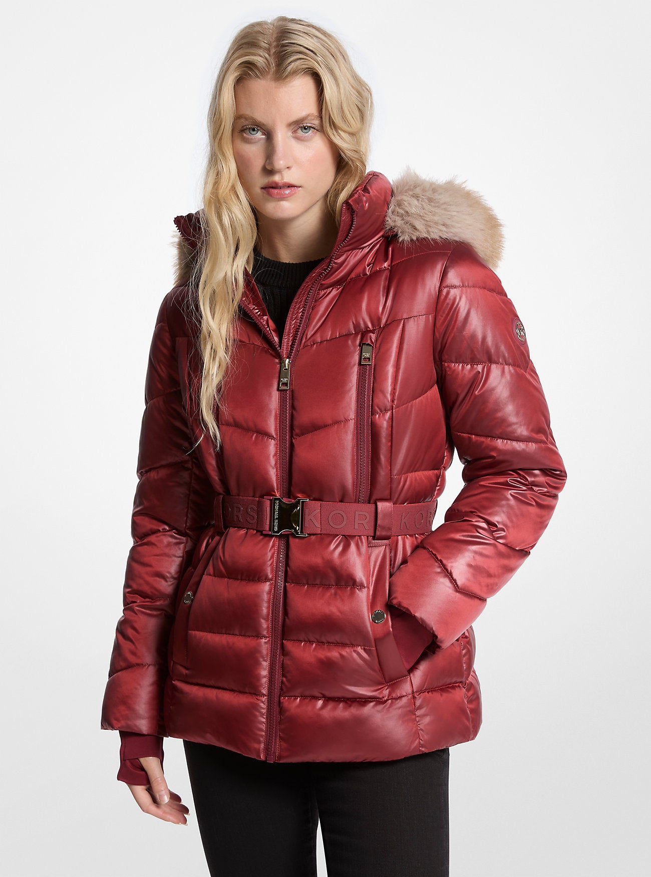 𝐌𝐈𝐂𝐇𝐀𝐄𝐋 𝐊𝐎𝐑𝐒 Chaqueta acolchada con cinturón y ribete de piel sintética               MK0062