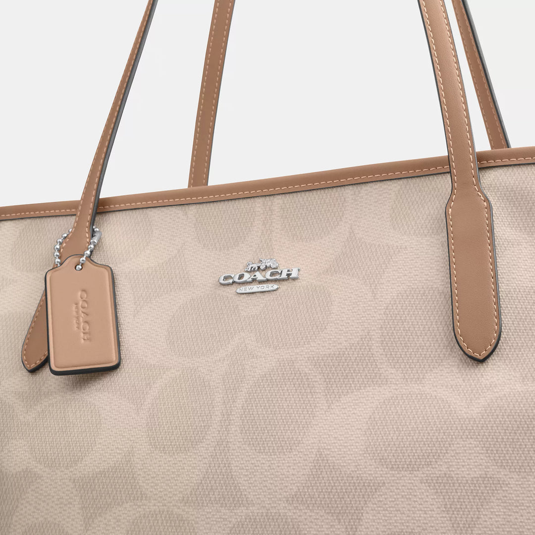 COACH |
Large City Tote Bag In Maxi Signature Canvas | Bolso de mano grande