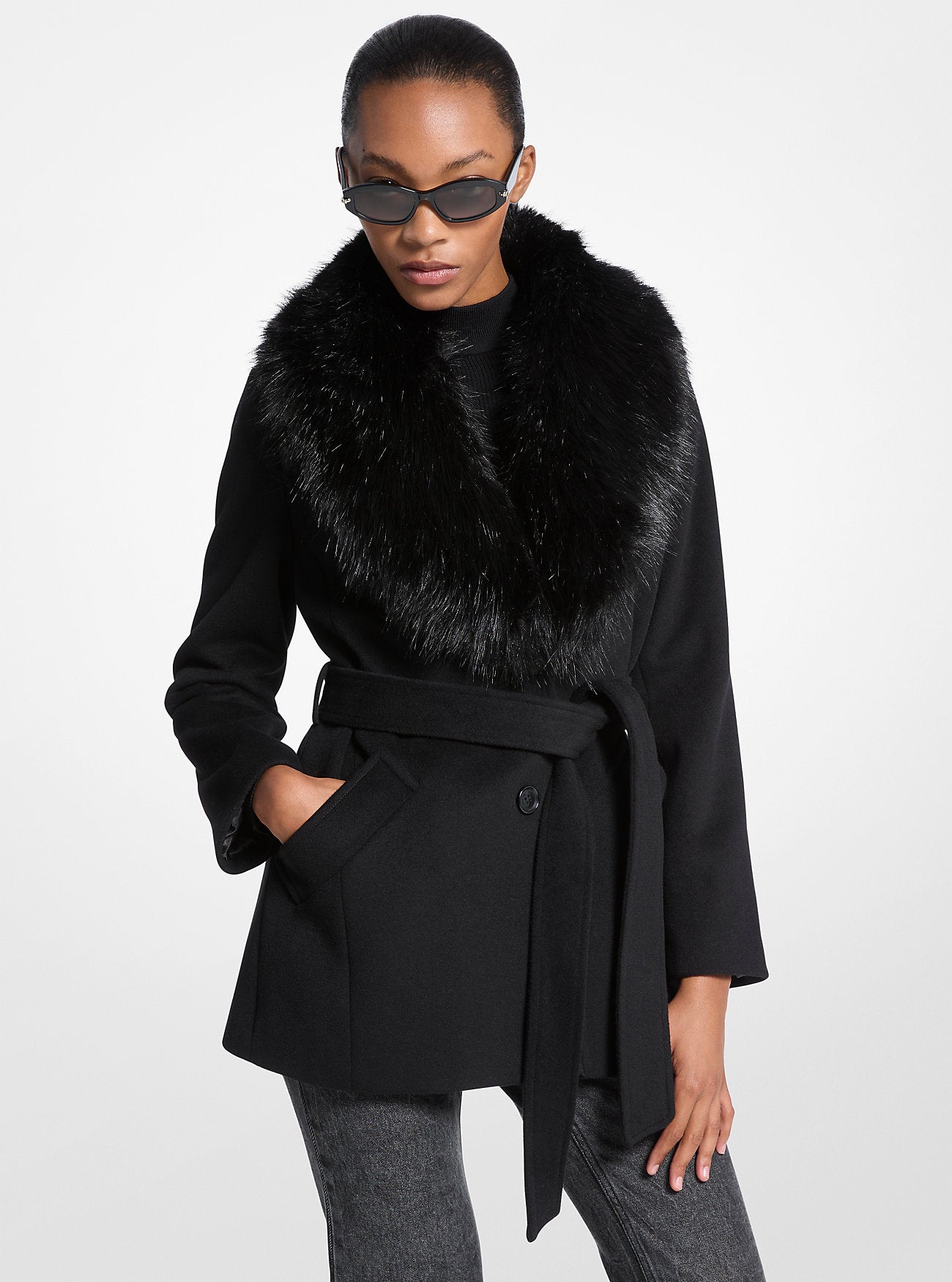 𝐌𝐈𝐂𝐇𝐀𝐄𝐋 𝐊𝐎𝐑𝐒    Abrigo de mezcla de lana con ribete de piel sintética               MK0061