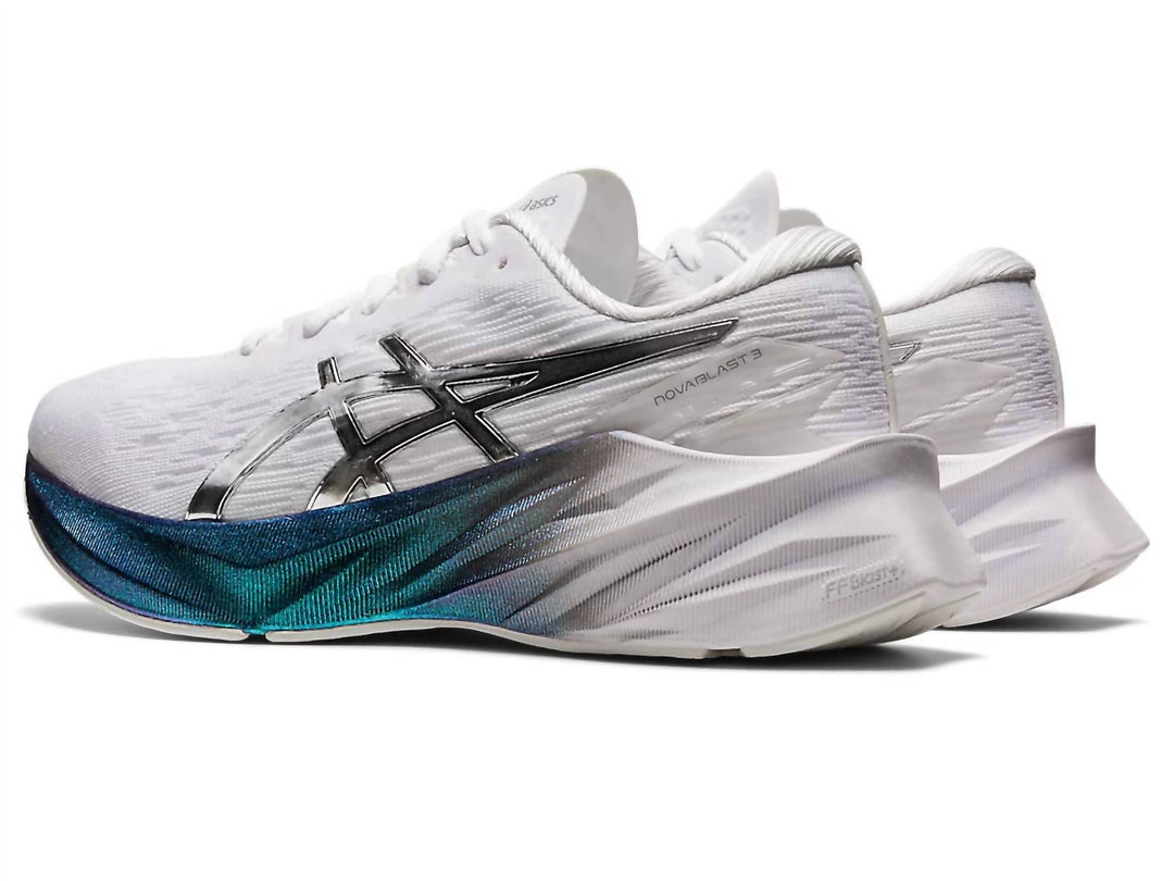 𝐀𝐒𝐈𝐂𝐒                                          Zapatillas Novablast 3 para mujer en blanco platino y plata pura