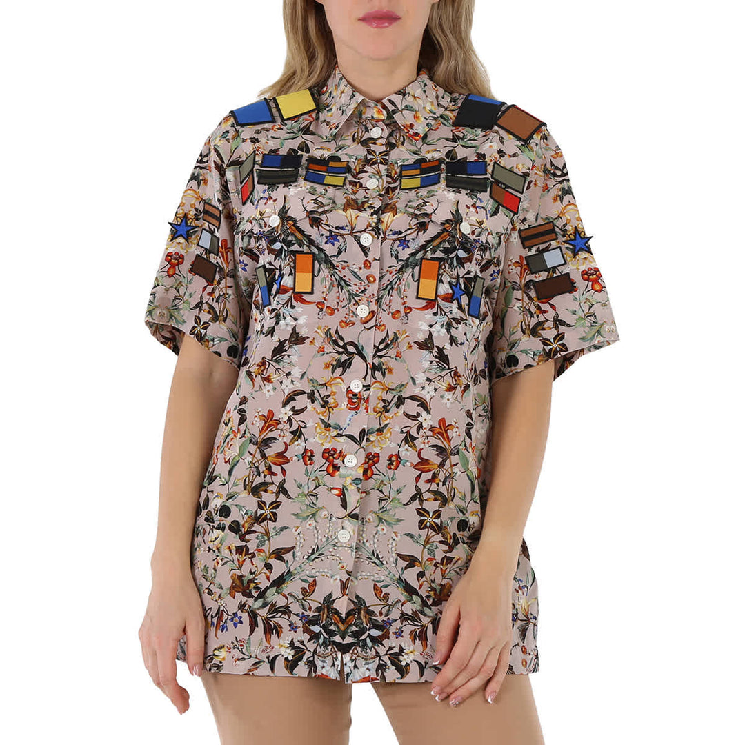 𝐁𝐔𝐑𝐁𝐄𝐑𝐑𝐘 ☑️               Camisa extragrande de crepé de China de seda con estampado floral de iris y apliques de insignia