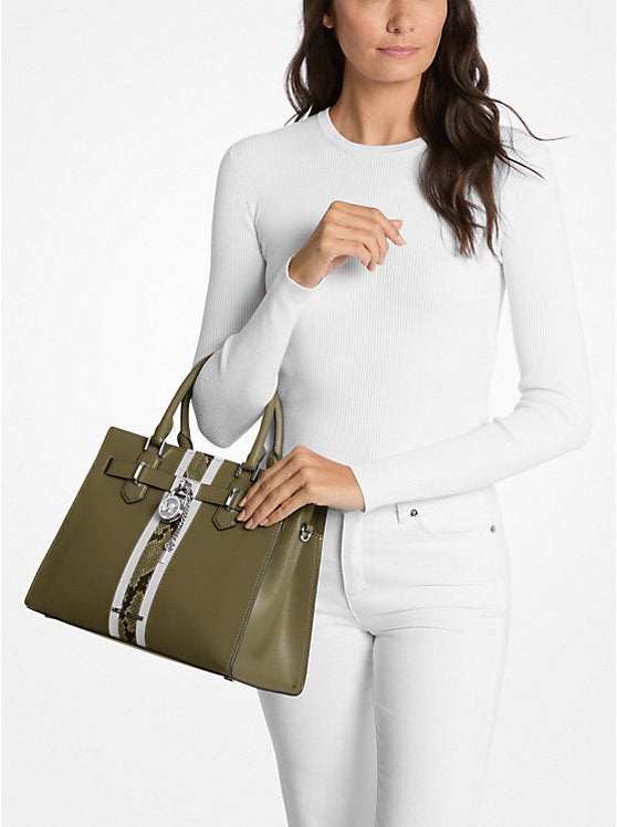 𝐌𝐈𝐂𝐇𝐀𝐄𝐋 𝐊𝐎𝐑𝐒     Bolso satchel mediano de piel y rayas con relieve de serpiente de Hamilton MK0079