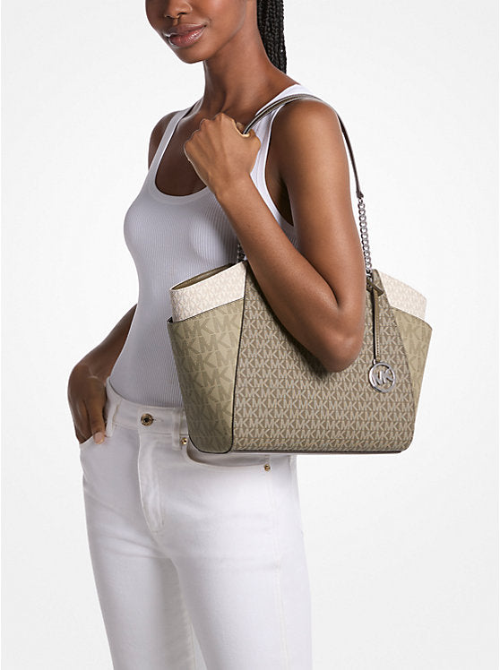 𝐌𝐈𝐂𝐇𝐀𝐄𝐋 𝐊𝐎𝐑𝐒     Bolso de hombro grande con logo de la firma Jet Set en bloques de color  MK0054