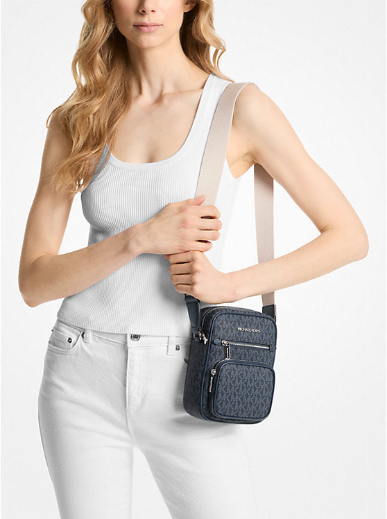 𝐌𝐈𝐂𝐇𝐀𝐄𝐋 𝐊𝐎𝐑𝐒                        Bolso bandolera mediano con el logotipo de la firma Jet Set                                 MK0014