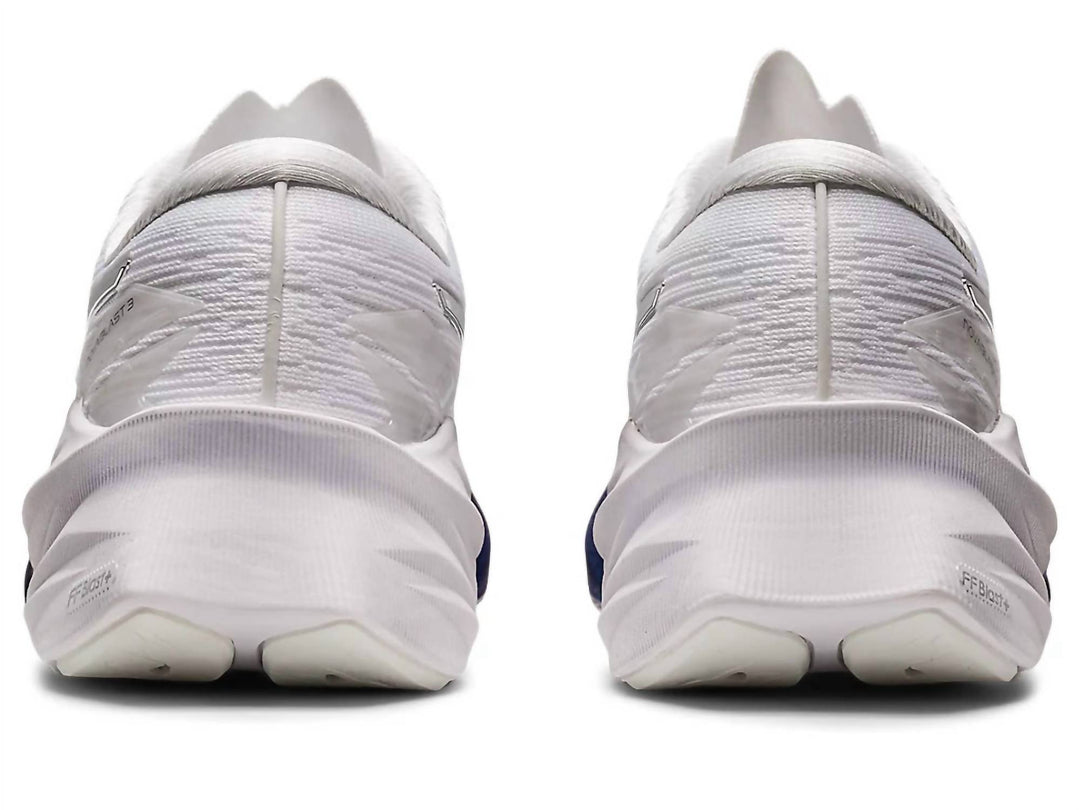 𝐀𝐒𝐈𝐂𝐒                                          Zapatillas Novablast 3 para mujer en blanco platino y plata pura