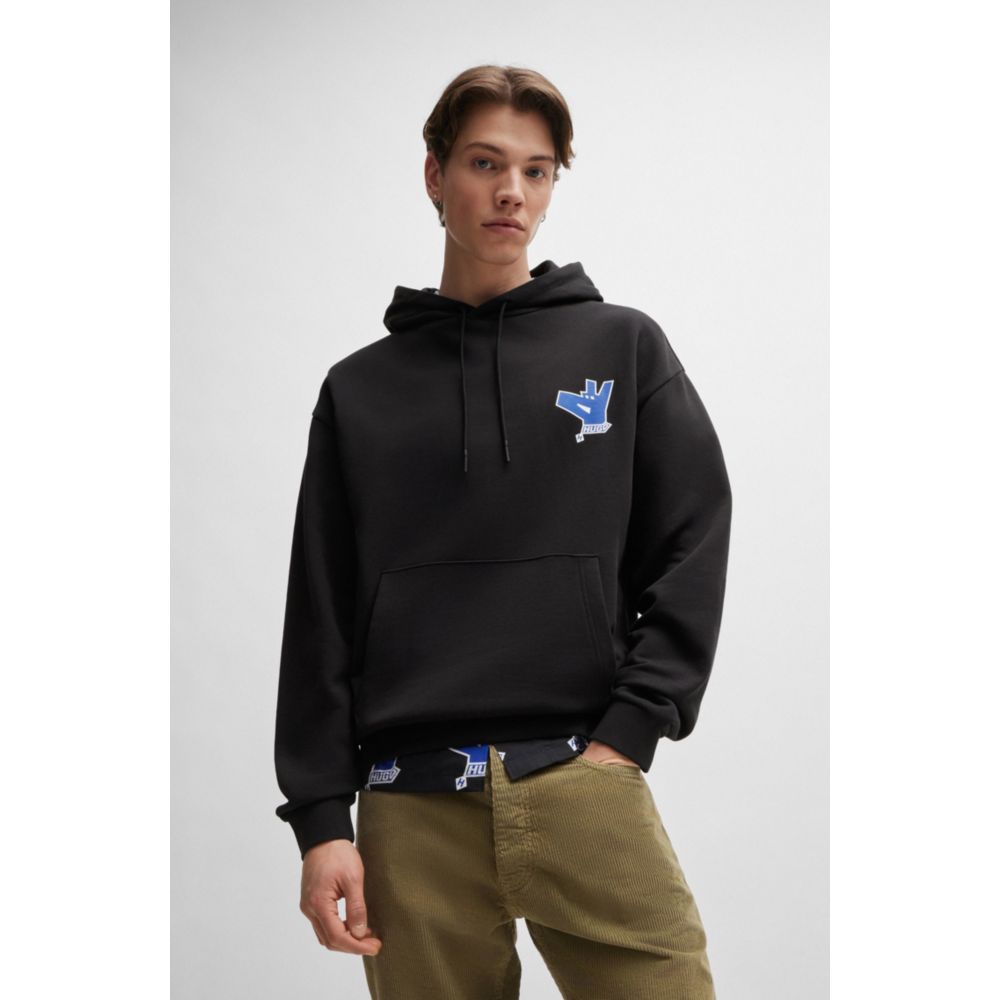 𝐇𝐔𝐆𝐎                                      Sudadera con capucha de algodón y rizo con el logotipo de la nueva temporada
MSM56