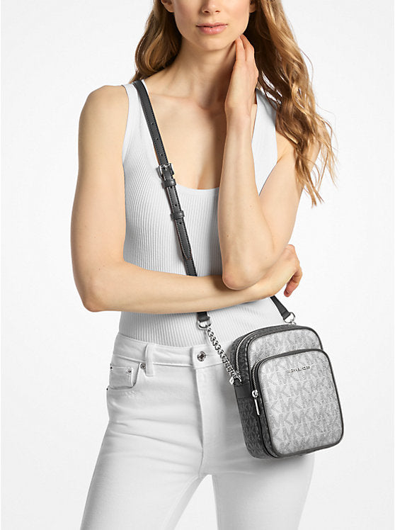 𝐌𝐈𝐂𝐇𝐀𝐄𝐋 𝐊𝐎𝐑𝐒     Bolso bandolera mediano Jet Set con logotipo metálico de la firma MK0057