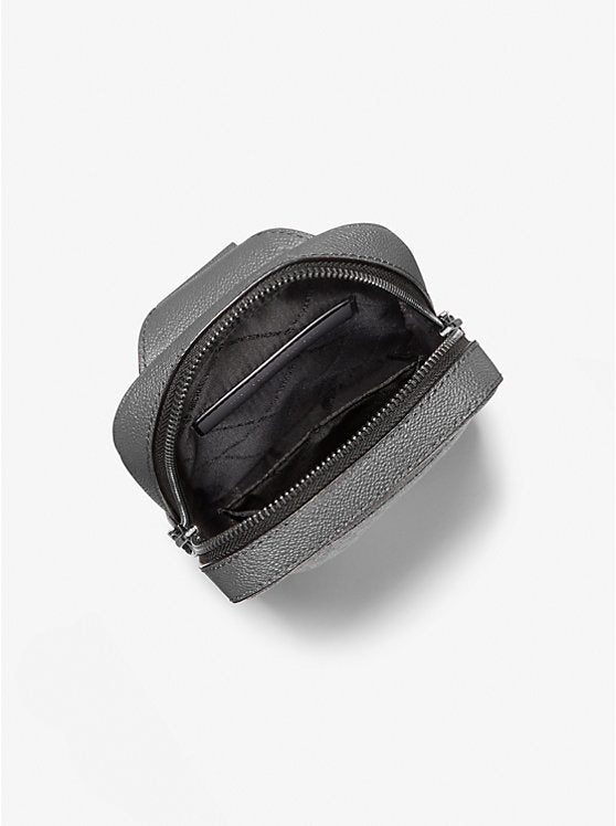 𝐌𝐈𝐂𝐇𝐀𝐄𝐋 𝐊𝐎𝐑𝐒  Mochila bandolera mediana con el logotipo de la firma Cooper          MK0100