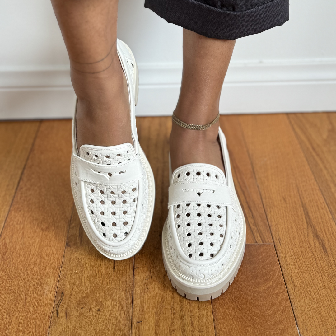 𝐓𝐎𝐌𝐒                                Mocasín Cara, piel color arena claro, grabado y perforado