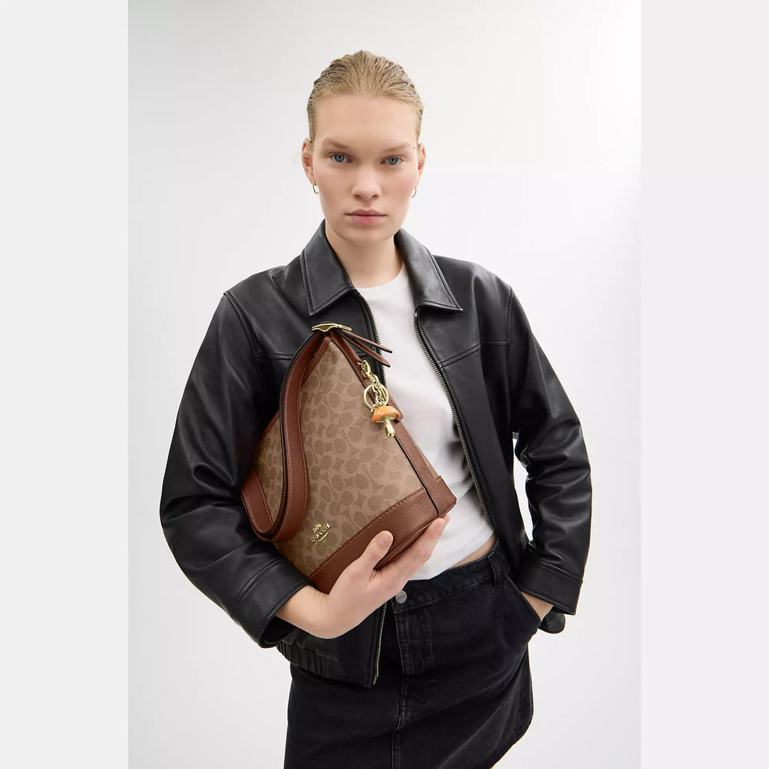 𝐂𝐎𝐀𝐂𝐇                     Bolso Jude en lona de la firma                     CO0022