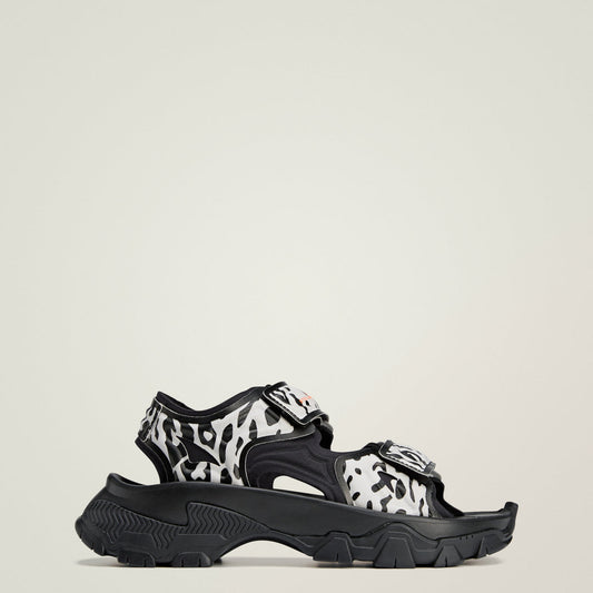 𝐀𝐃𝐈𝐃𝐀𝐒             Sandalias de exterior Hika para mujer de Stella McCartney              ADI09