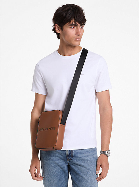 𝐌𝐈𝐂𝐇𝐀𝐄𝐋 𝐊𝐎𝐑𝐒                      Bolso bandolera de piel granulada con el logotipo de Cooper en relieve              MK007