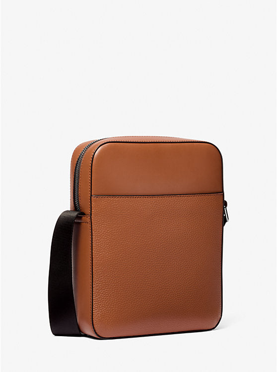 𝐌𝐈𝐂𝐇𝐀𝐄𝐋 𝐊𝐎𝐑𝐒                      Bolso bandolera de piel granulada con el logotipo de Cooper en relieve              MK007