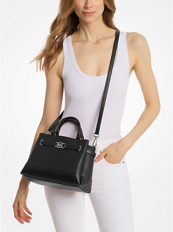 𝐌𝐈𝐂𝐇𝐀𝐄𝐋 𝐊𝐎𝐑𝐒     Bolso pequeño Reed de piel granulada.    MK0038