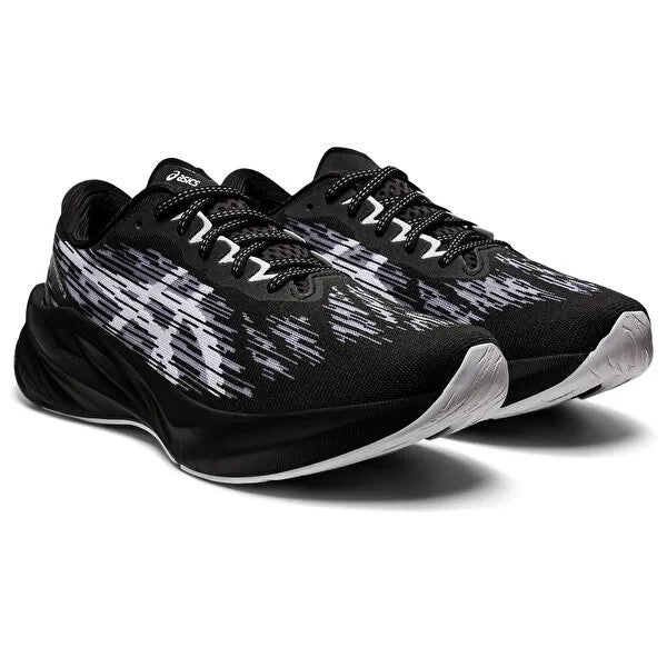 𝐀𝐒𝐈𝐂𝐒                             Zapatillas deportivas Novablast 3 1011b458-002 para hombre, color negro y blanco