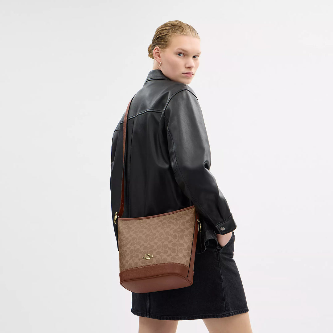 𝐂𝐎𝐀𝐂𝐇                     Bolso Jude en lona de la firma                     CO0022