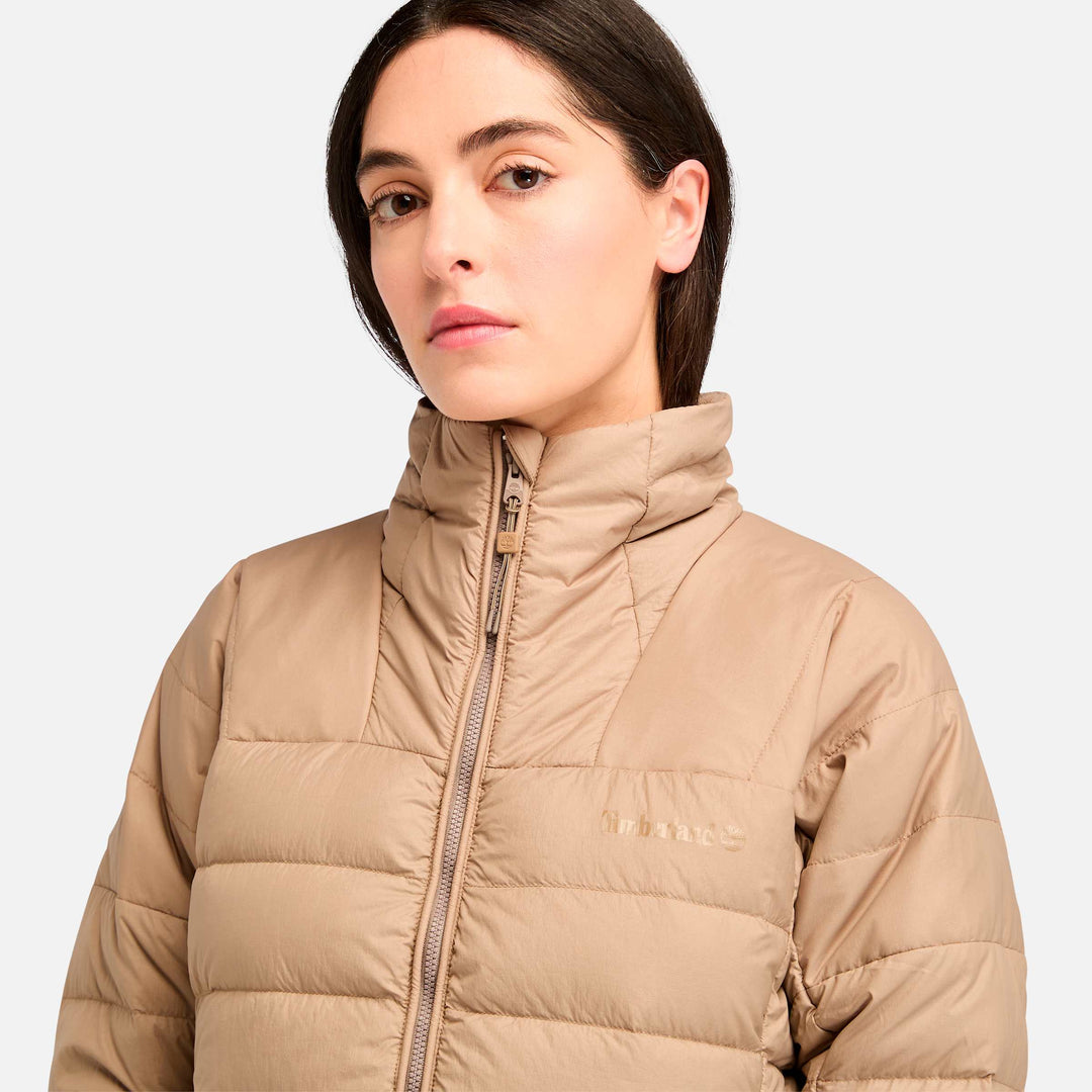 𝐓𝐈𝐌𝐁𝐄𝐑𝐋𝐀𝐍𝐃        Chaqueta ligera de plumón reciclado con cabeza de oso para mujer                     TIM26