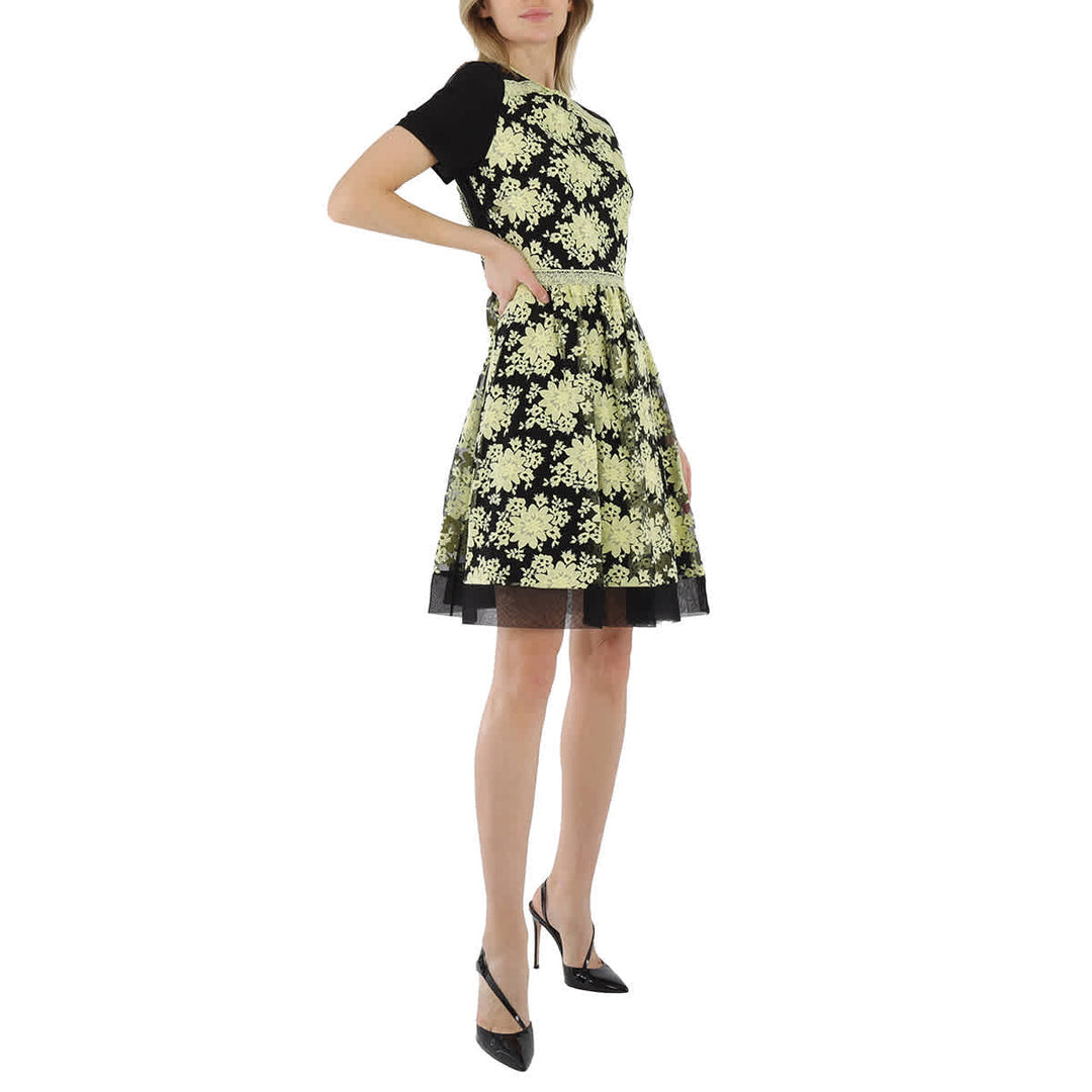 𝐁𝐔𝐑𝐁𝐄𝐑𝐑𝐘 ☑️             vestido de encaje con bordado floral