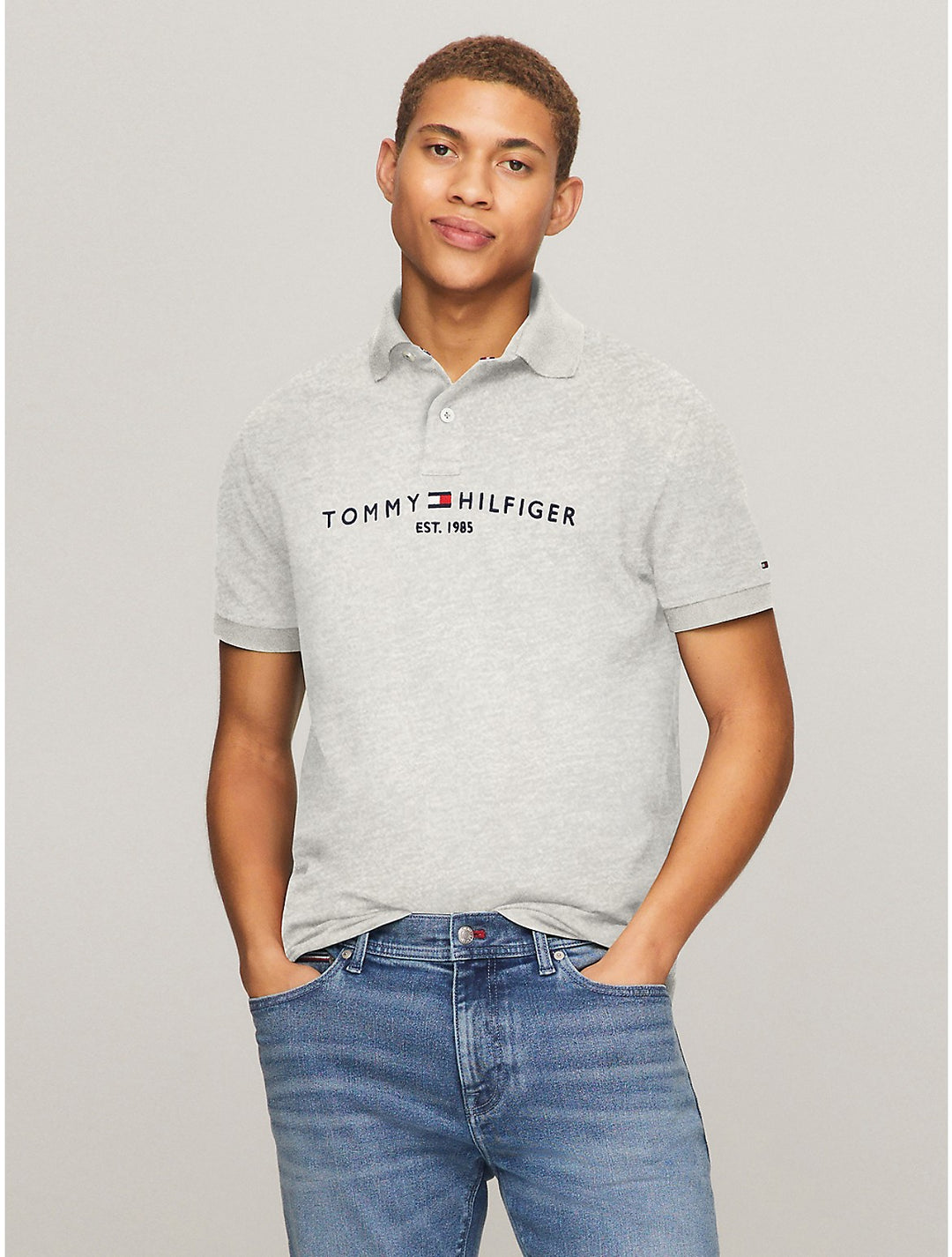 𝐓𝐎𝐌𝐌𝐘 𝐇𝐈𝐋𝐅𝐈𝐆𝐄𝐑                    Polo con gráfico Tommy bordado para hombre                       
MSM81