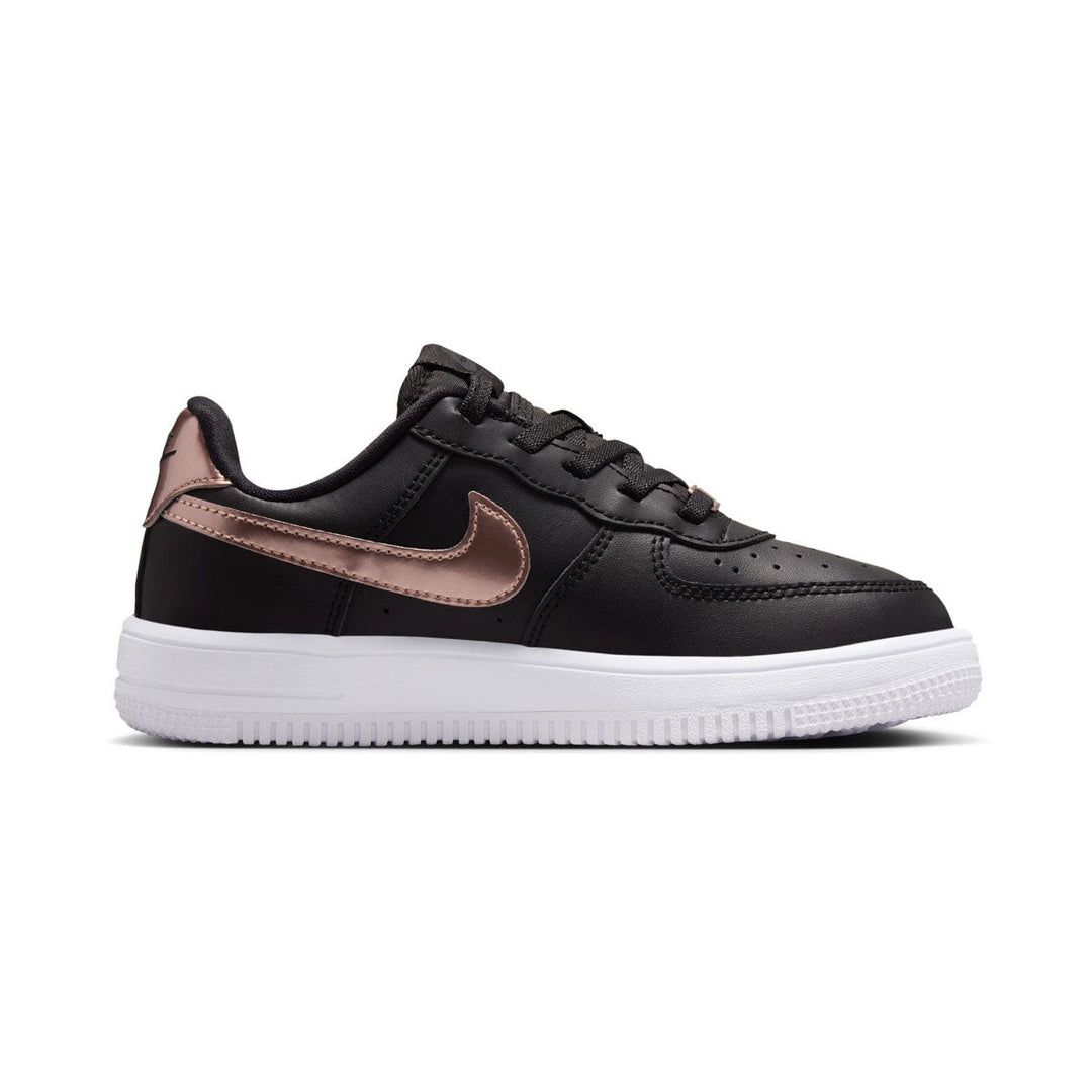 𝐍𝐈𝐊𝐄                                Zapatillas Force 1 Low SE Easyon para niños pequeños, color negro y rojo bronce metalizado