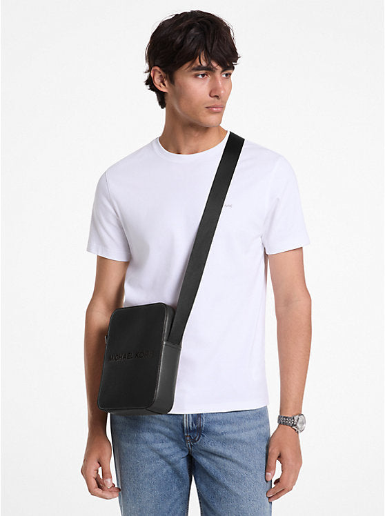 𝐌𝐈𝐂𝐇𝐀𝐄𝐋 𝐊𝐎𝐑𝐒                      Bolso bandolera de piel granulada con el logotipo de Cooper en relieve              MK007