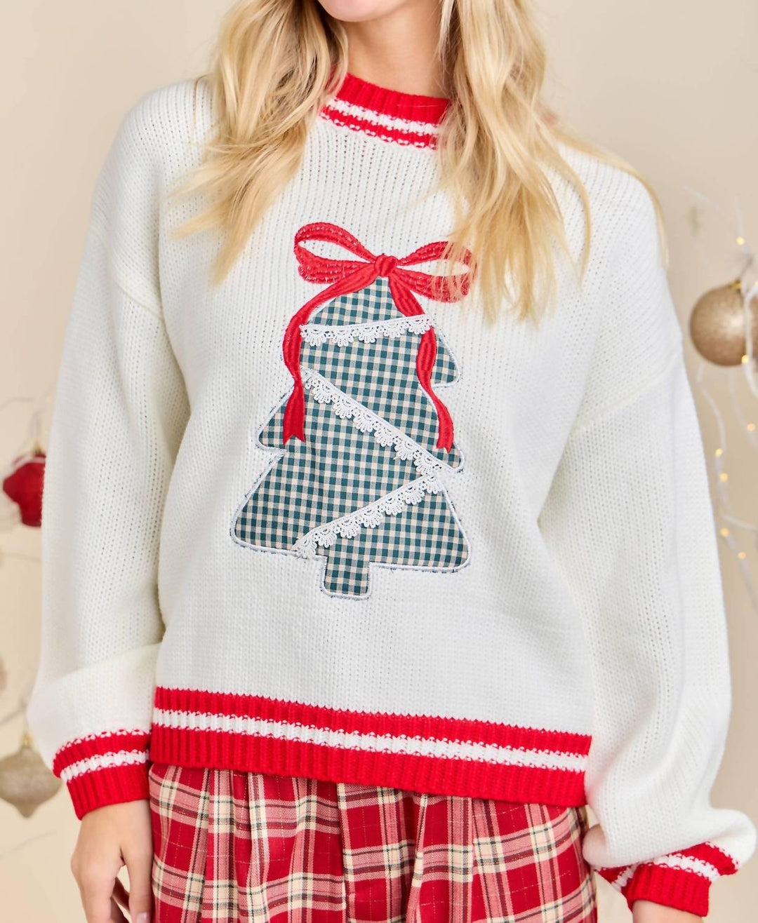 𝐌𝐀𝐈𝐍 𝐒𝐓𝐑𝐈𝐏                Suéter navideño de árbol de cuadros en blanco       NAV16