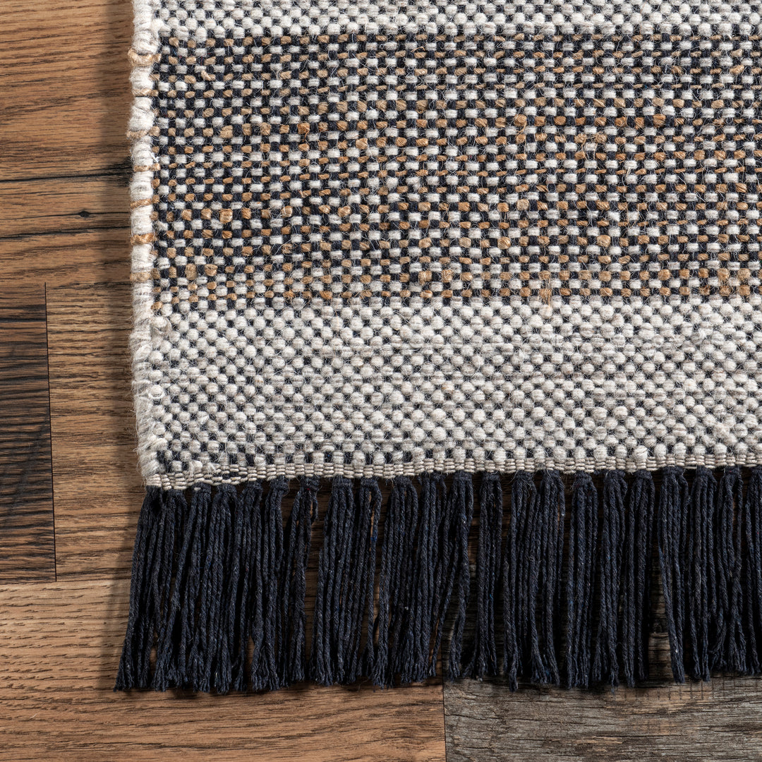 𝐍𝐔𝐋𝐎𝐎𝐌                          Alfombra informal de lana con borlas y rayas Minerva                  NU032