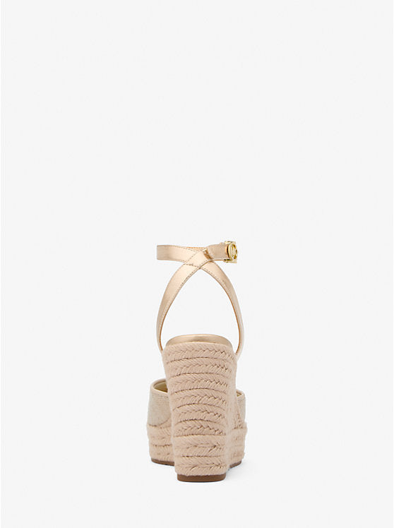 𝐌𝐈𝐂𝐇𝐀𝐄𝐋 𝐊𝐎𝐑𝐒           Alpargatas de cuña Larissa de lona metalizada                MK0021