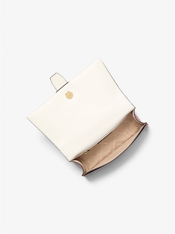 𝐌𝐈𝐂𝐇𝐀𝐄𝐋 𝐊𝐎𝐑𝐒     Bolso satchel mediano con logotipo de la firma Greenwich            MK0081