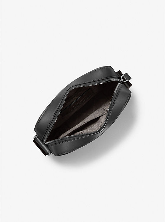 𝐌𝐈𝐂𝐇𝐀𝐄𝐋 𝐊𝐎𝐑𝐒                      Bolso bandolera de piel granulada con el logotipo de Cooper en relieve              MK007